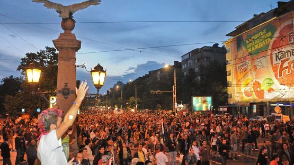 Малка група протестиращи продължава да е на „Орлов мост“