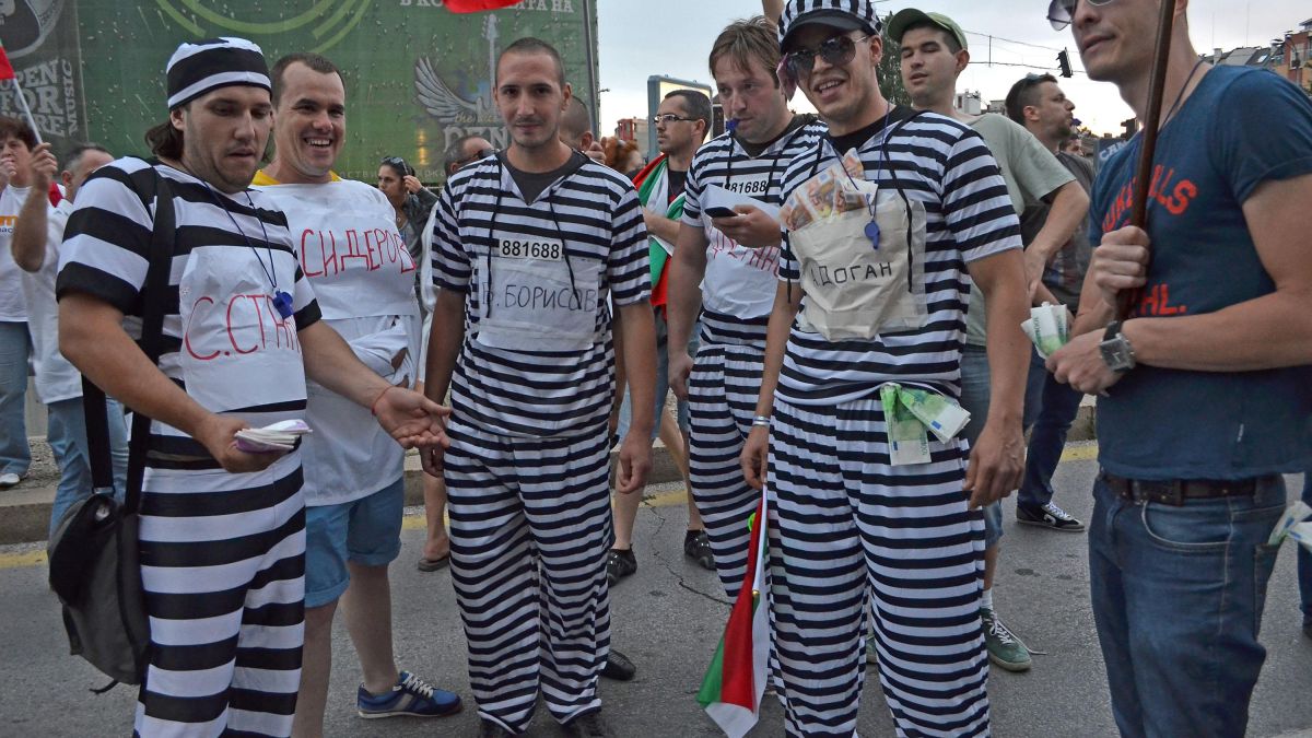 Ден 12-ти: Затворници превзеха протеста (ГАЛЕРИЯ)