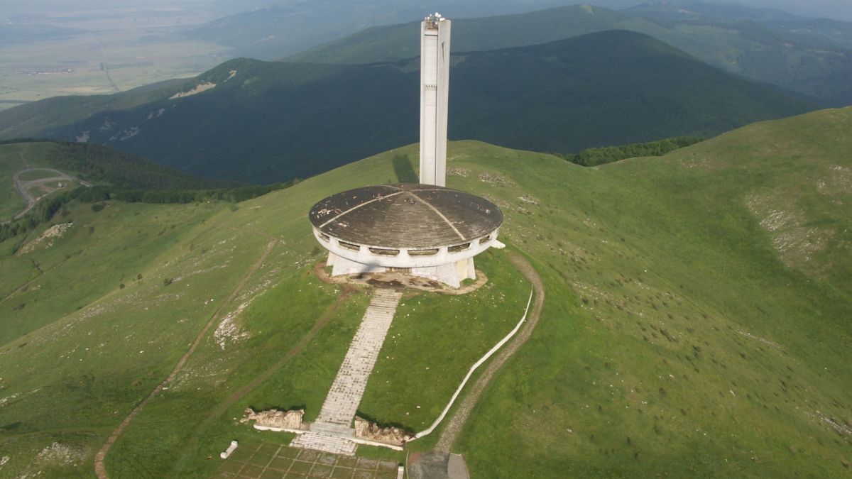 БСП кърпи пътя за Бузлуджа