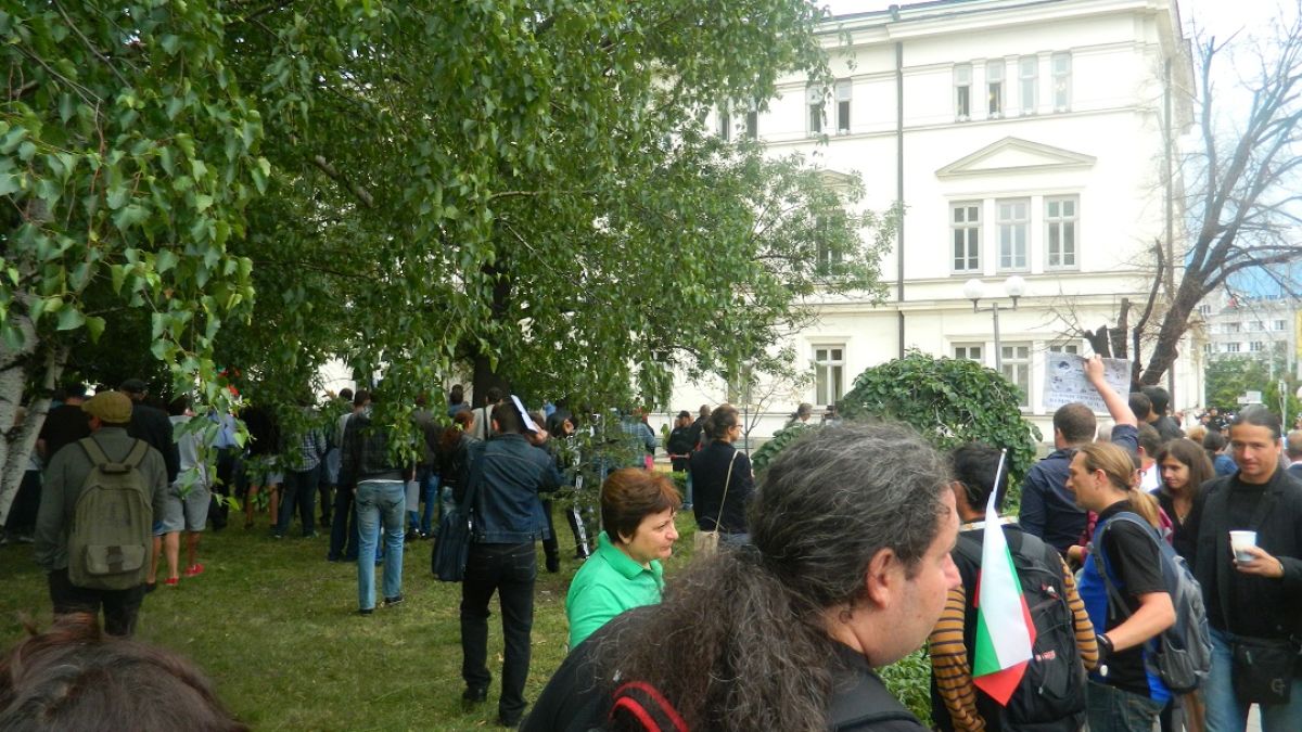 БЛИЦ TV: Стотици "пият кафе" (и бира) зад парламента