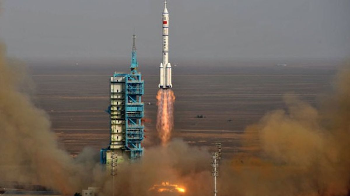 Китайските космонавти кацнаха успешно 