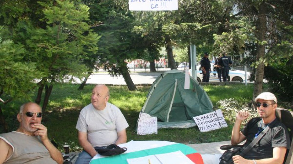 Запушиха областната управа в Пловдив с надгробен камък