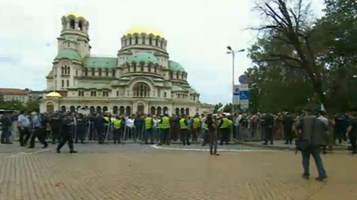 Полицията вече раздели с ограда протестиращите от парламента 