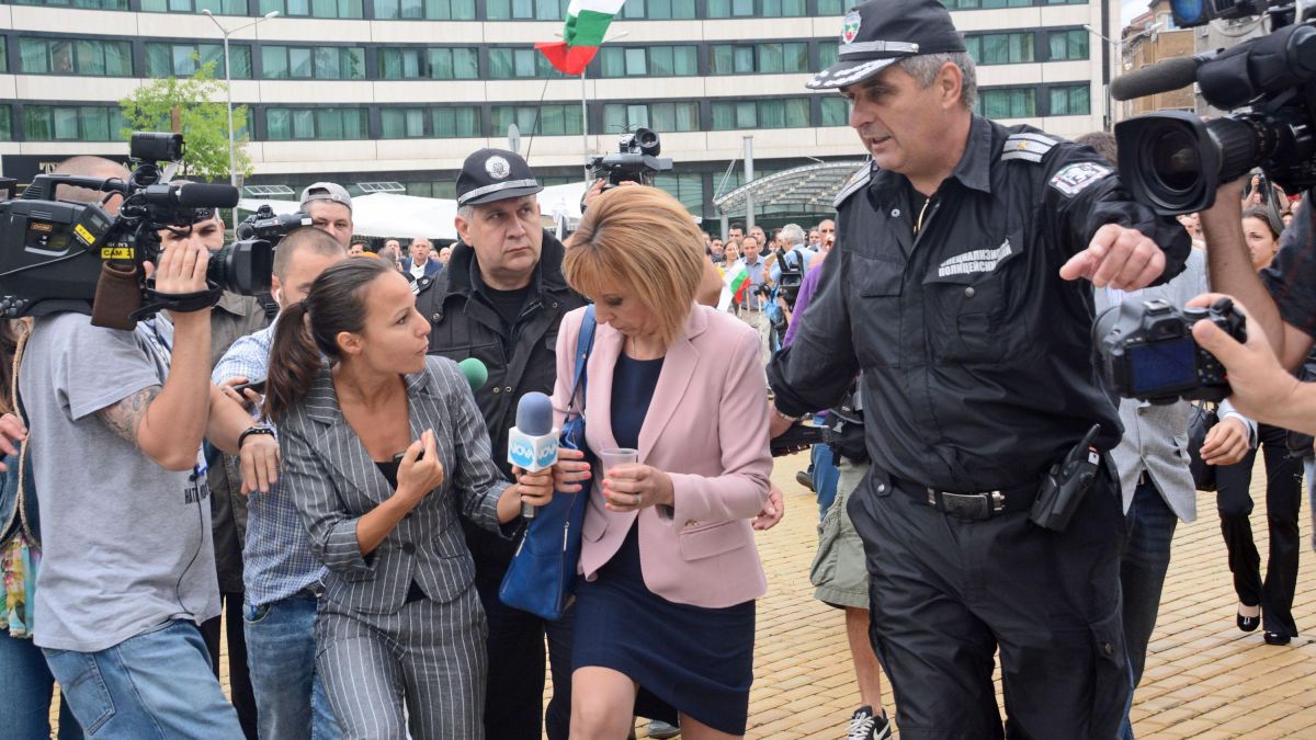 Мая Манолова вкара граждани в парламента
