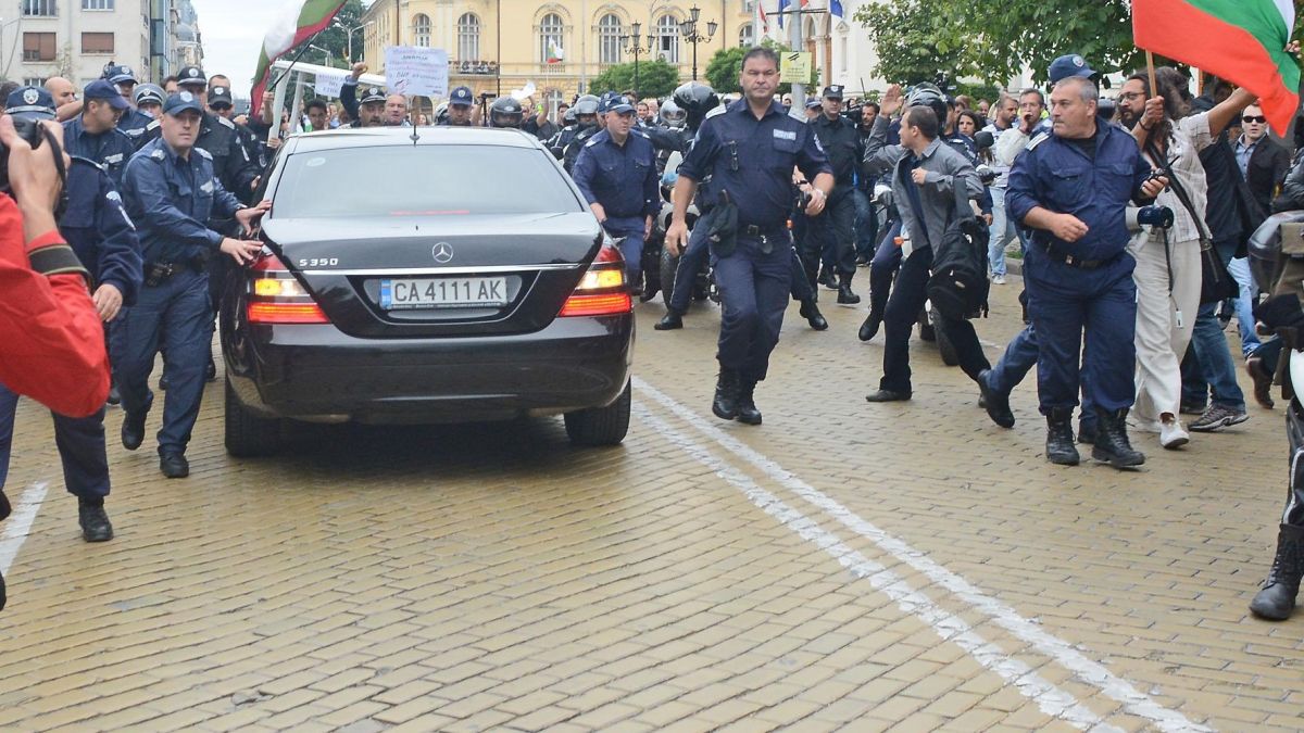 Пенсионерка се сби с протестиращи!