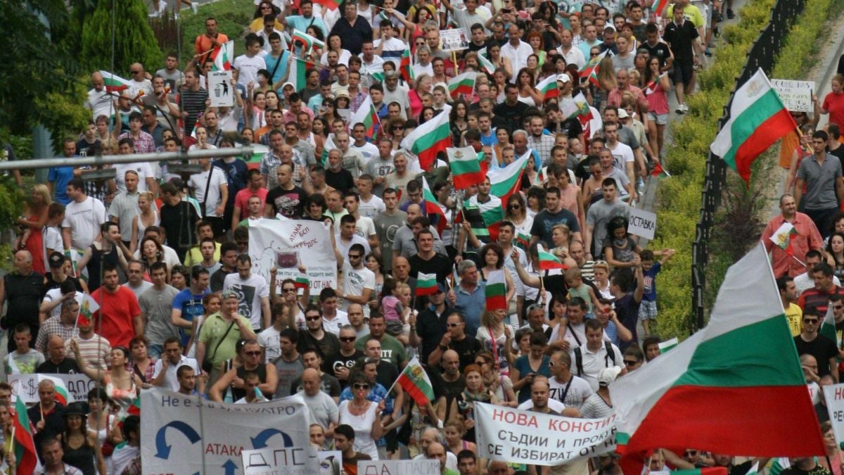 Протестиращи пловдивчани блокираха жп гарата си  