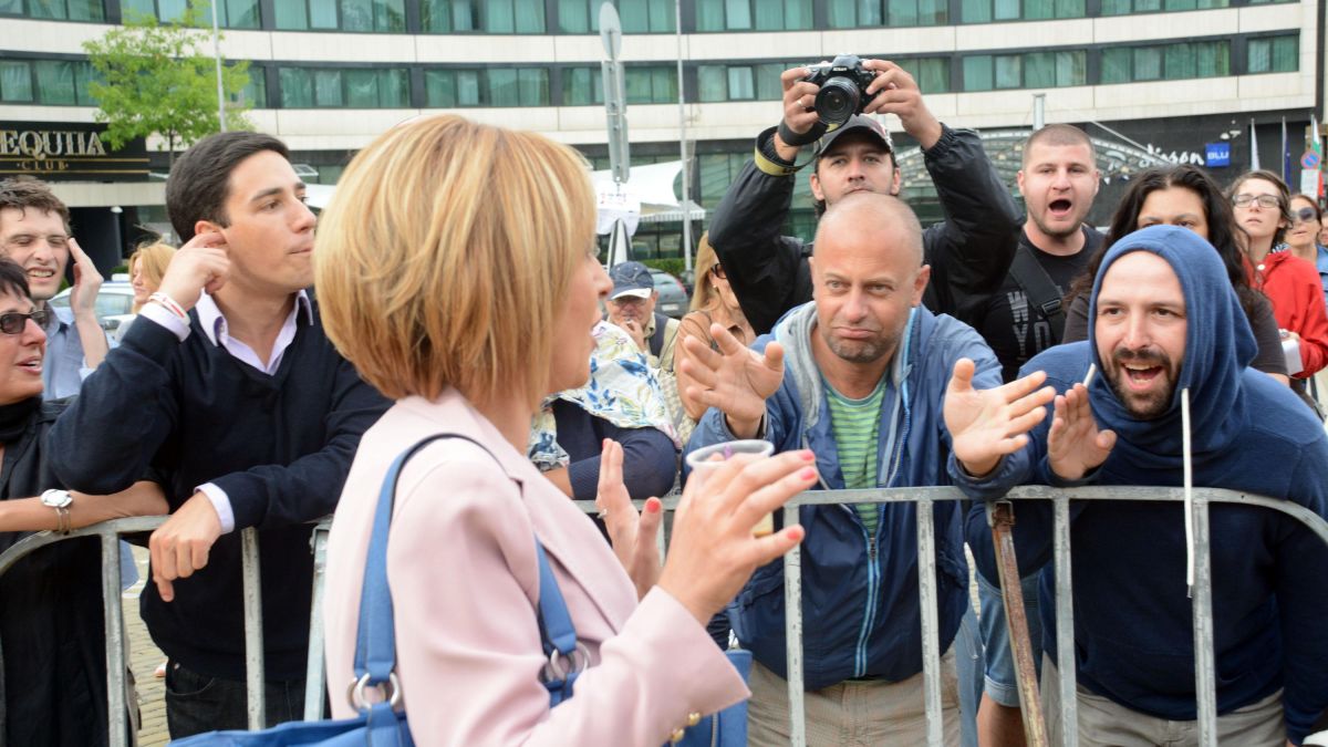 Пак обсада “На кафе” пред парламента