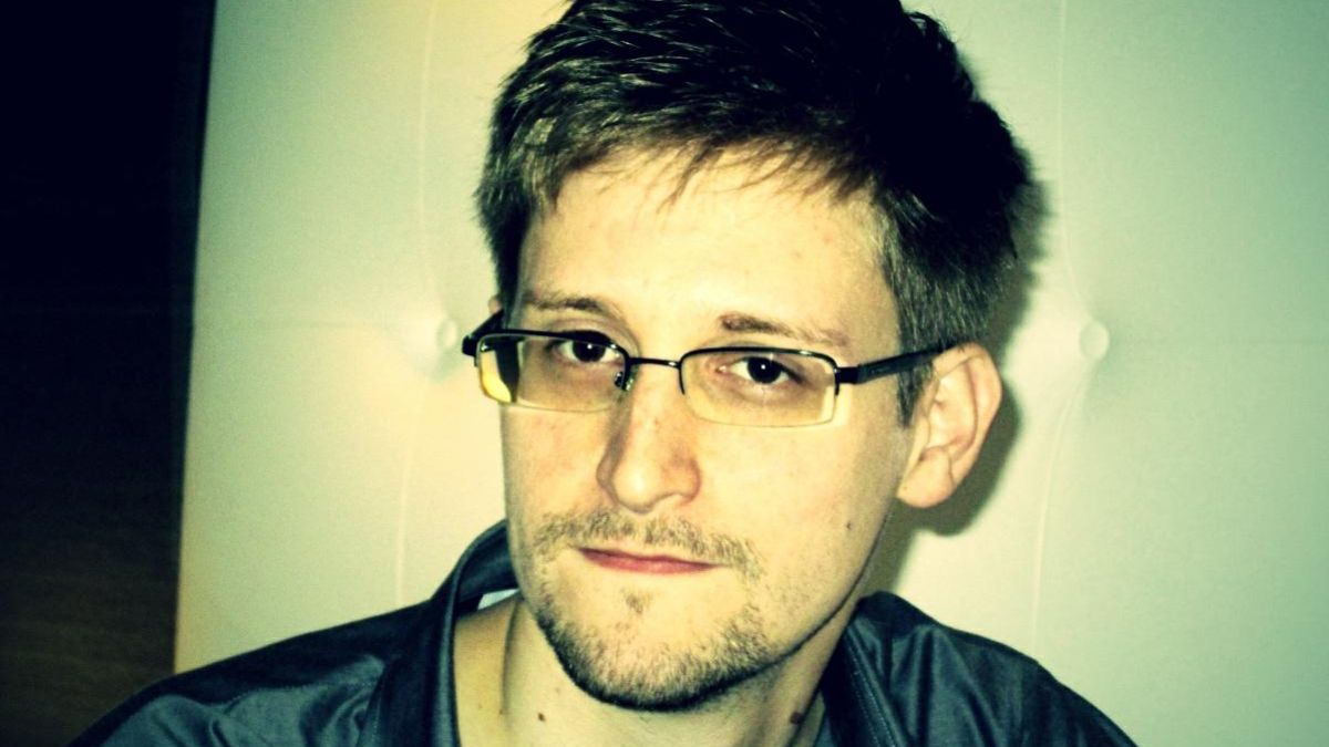 “Уикилийкс” нае адвокат за Сноудън, американецът увисна в "мъртва зона" на "Шереметиево"