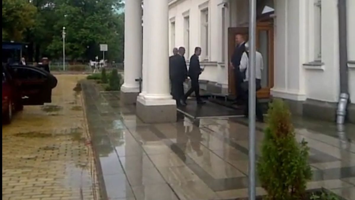 БЛИЦ TV: Пламен Орешарски влезе в парламента "от другата страна" на протеста