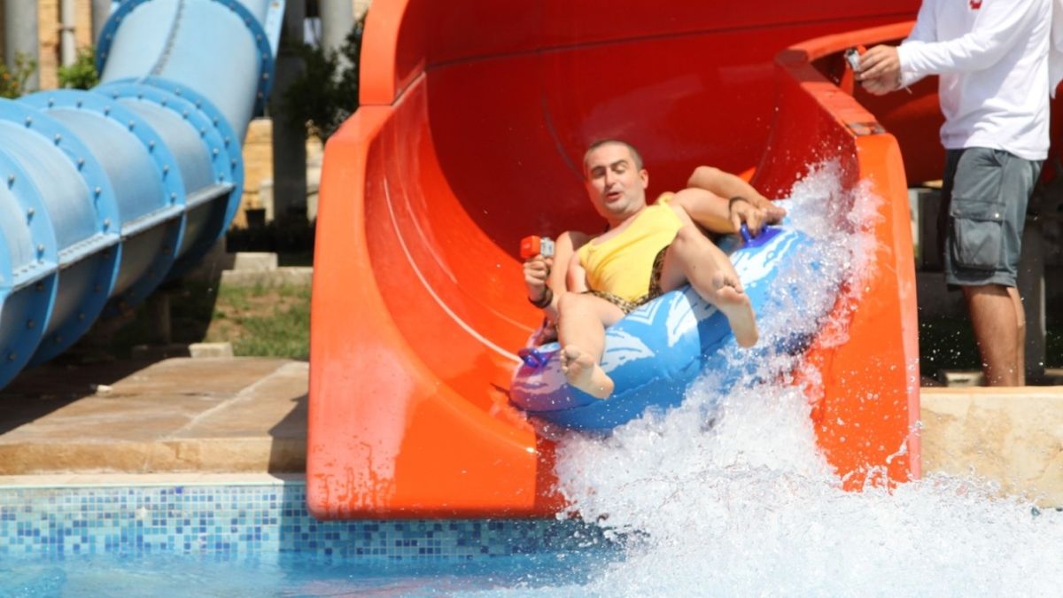 Румънеца и Енчев летят по водна пързалка с 11 м/сек