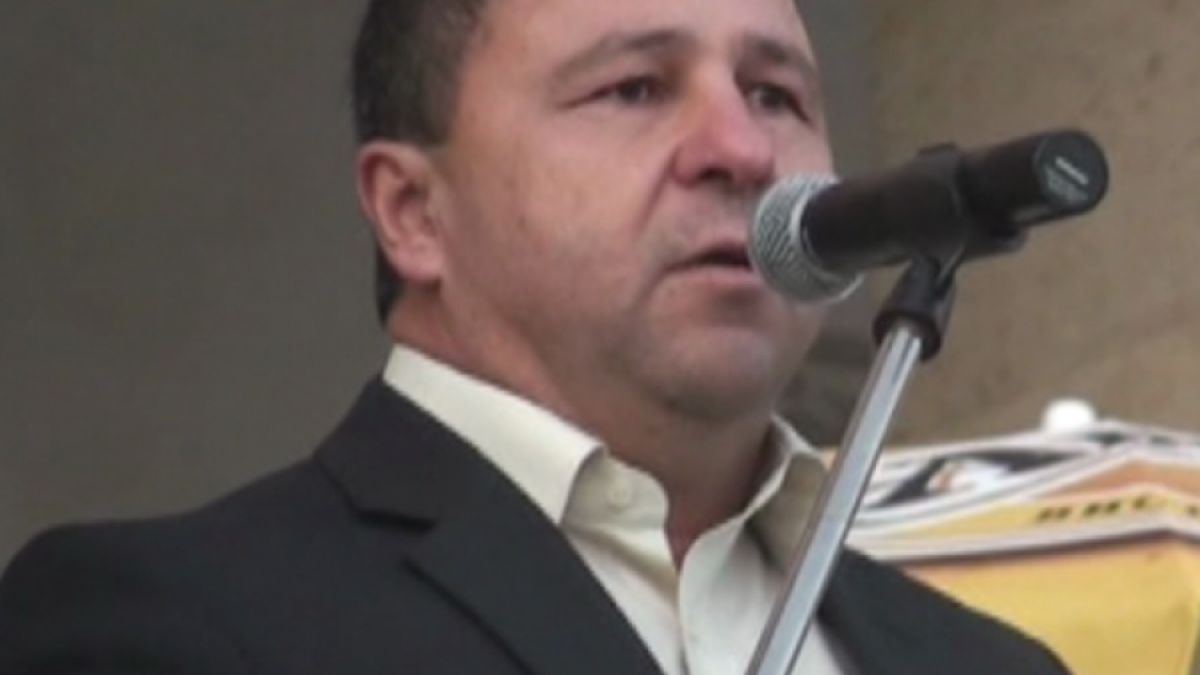 Кмет се надсвирва с гайди 
