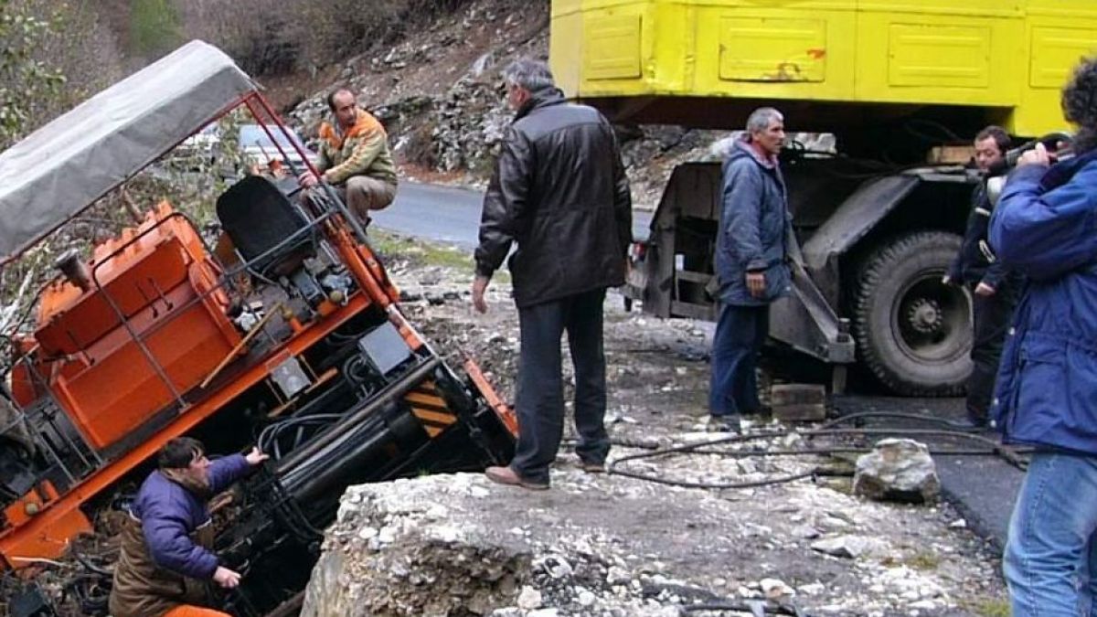 Камион със стъкла се преобърна, заби се във валяк