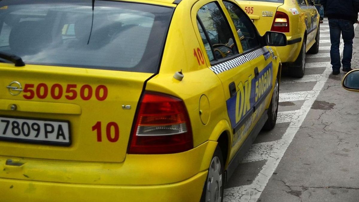 Таксиджия издъхна в колата си 