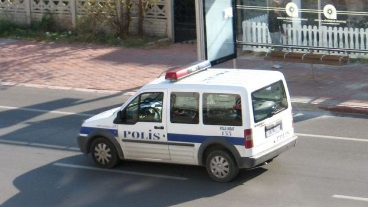 Шведски тийнейджър загина, 27 са ранени при преобръщане на автобус в Анталия
