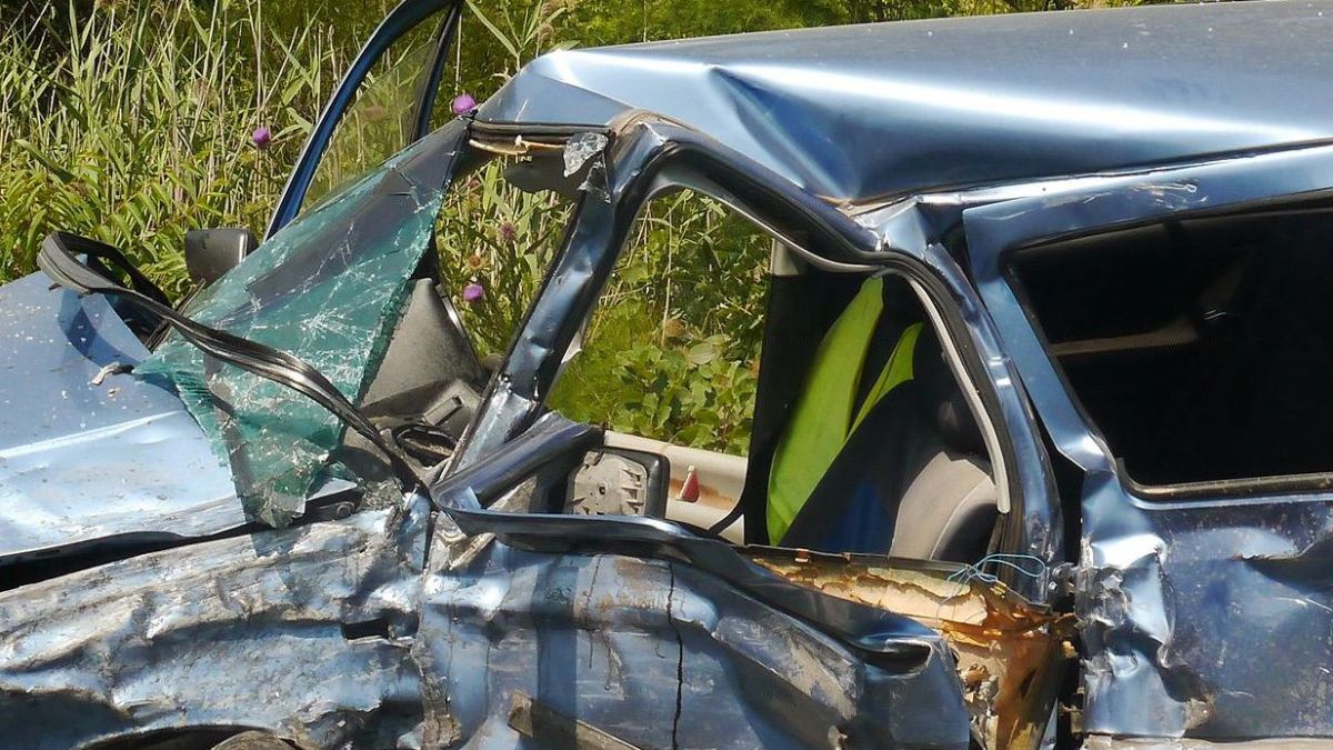 Двама младежи загинаха при зверски удар в дърво
