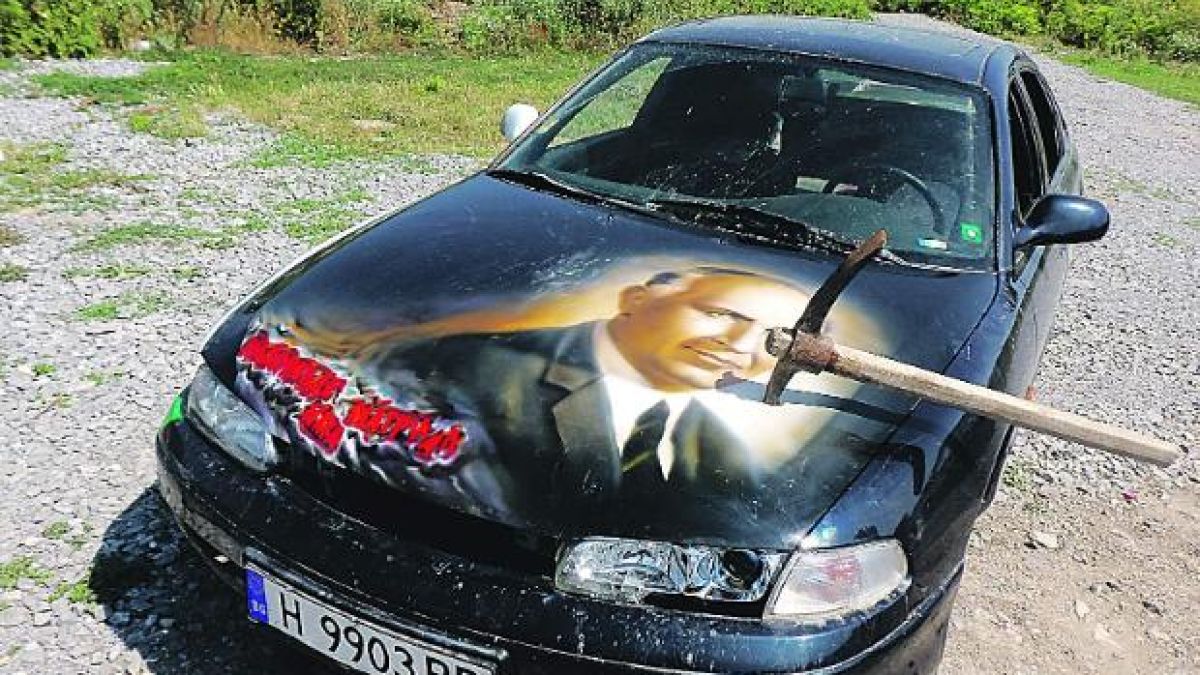 Забиха кирка в лицето на Тато