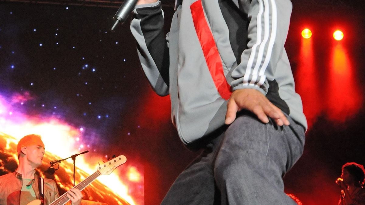 Jamiroquai даде рамо на родните протести от сцената (СНИМКИ)