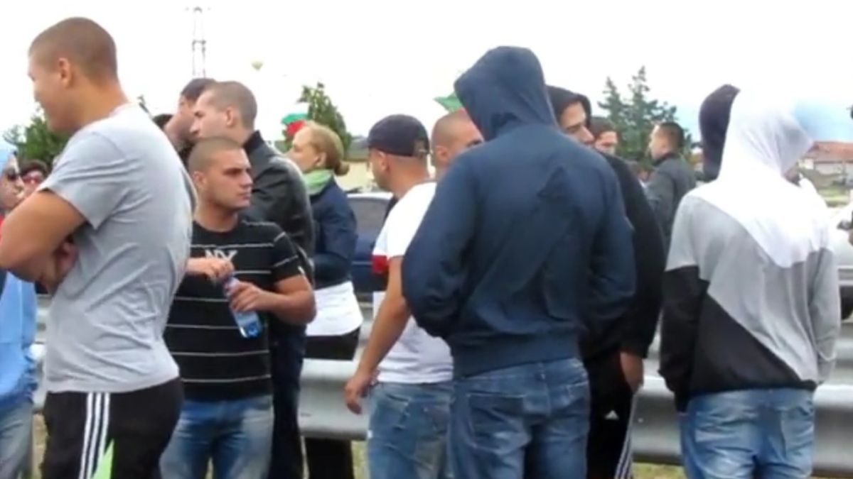 БЛИЦ TV: Стотина човека блокираха магистрала "Тракия", половината са от "Локомотив" (Пд)