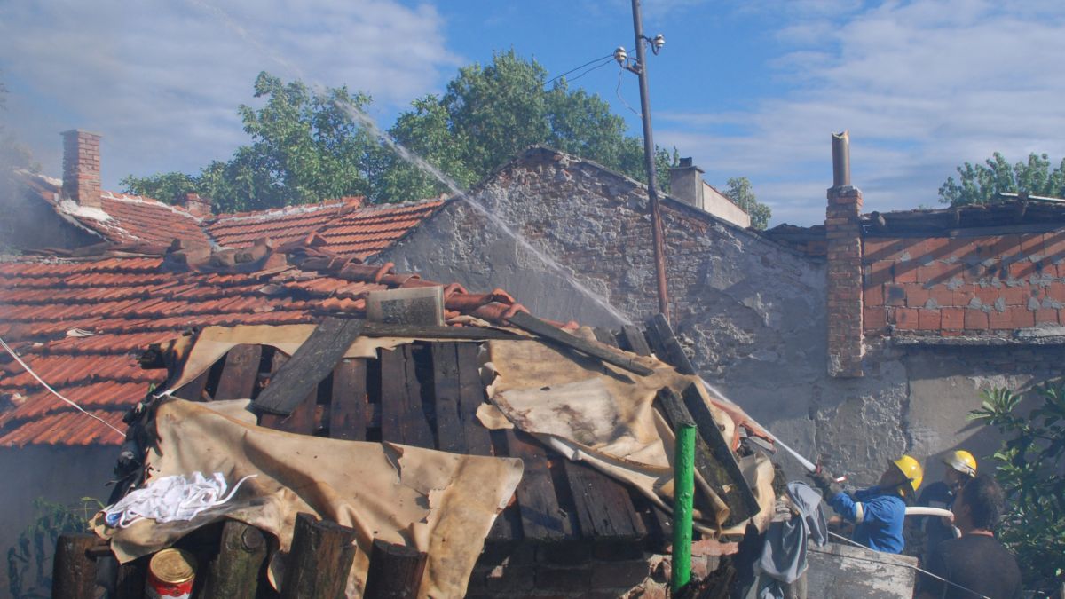 Изгоряха две къщи в циганската махала в Хасково