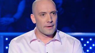 След като си би шута от театъра: Захари Бахаров яде с ръце и пие от обяд!