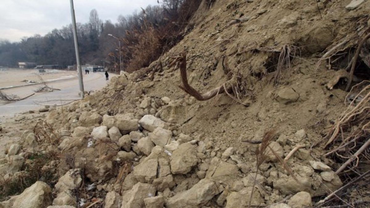 Свлачище затвори път в Добричко