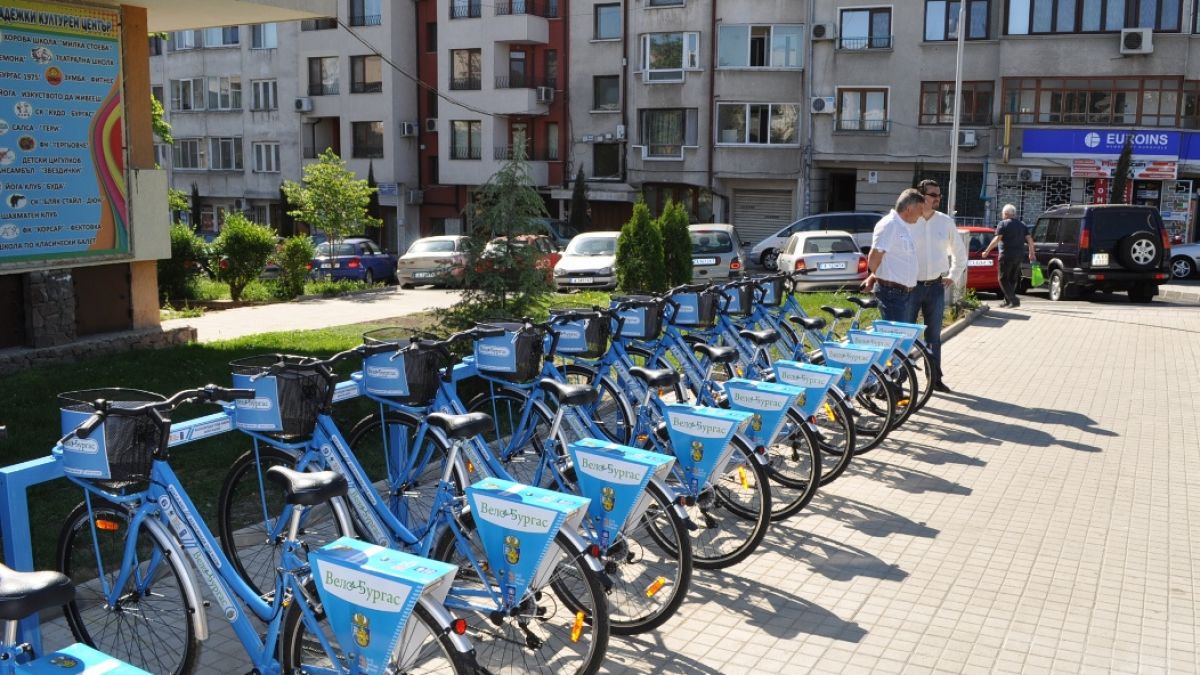 Туристи въртят педали от Несебър до Созопол