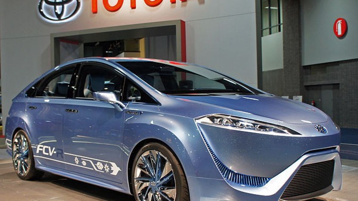 В Toyota спретнаха водороден седан