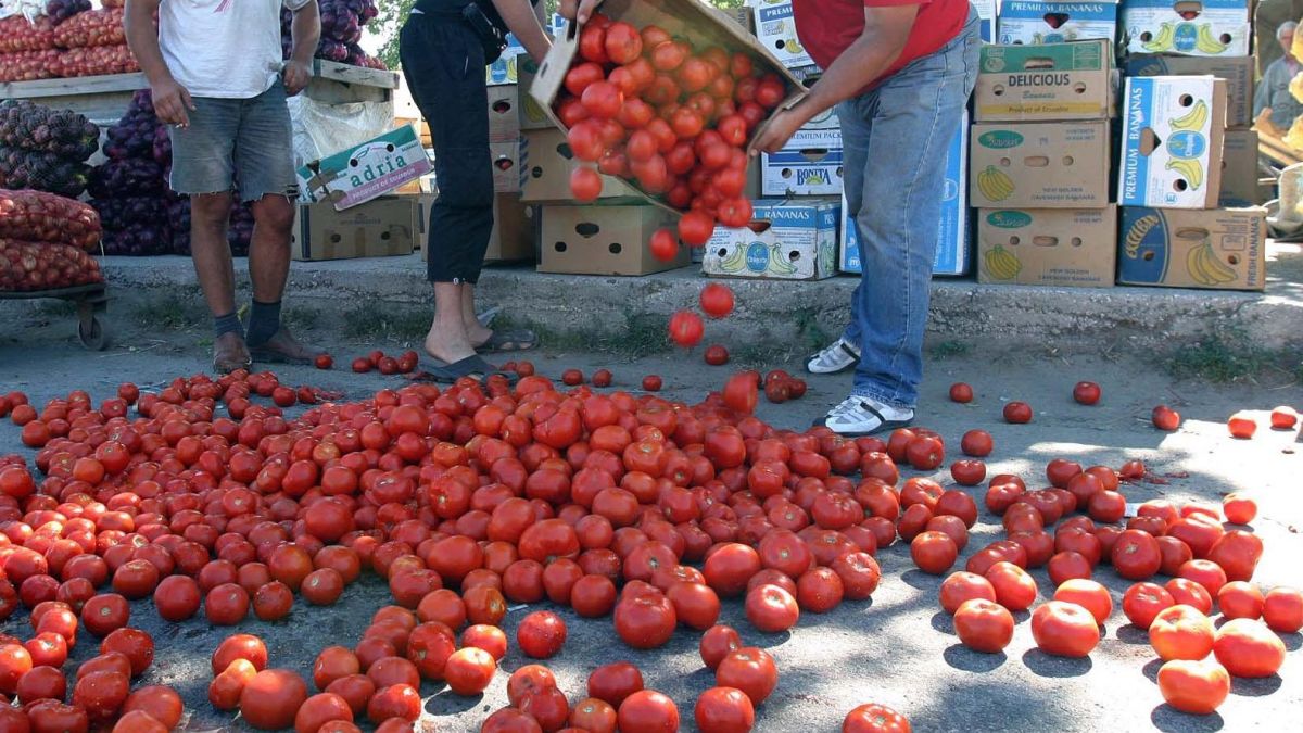 Блокират пътя Пловдив-Пещера заради евтини домати 