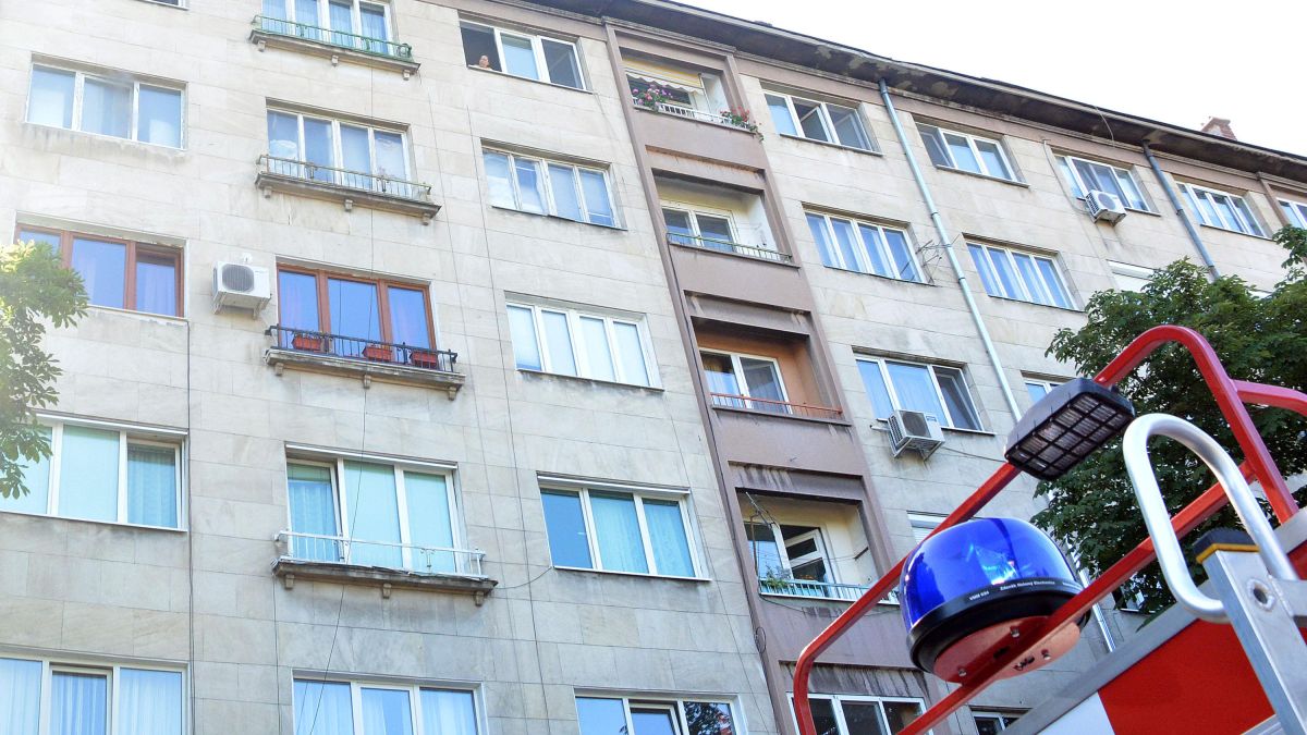 Пожар в центъра на София вдигна огнеборците на крак (СНИМКИ)
