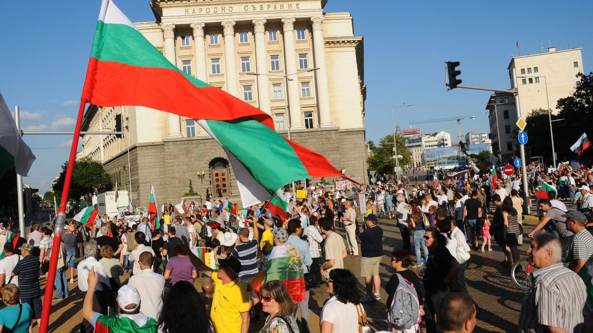 Множеството протестиращи подмина централата на ГЕРБ 