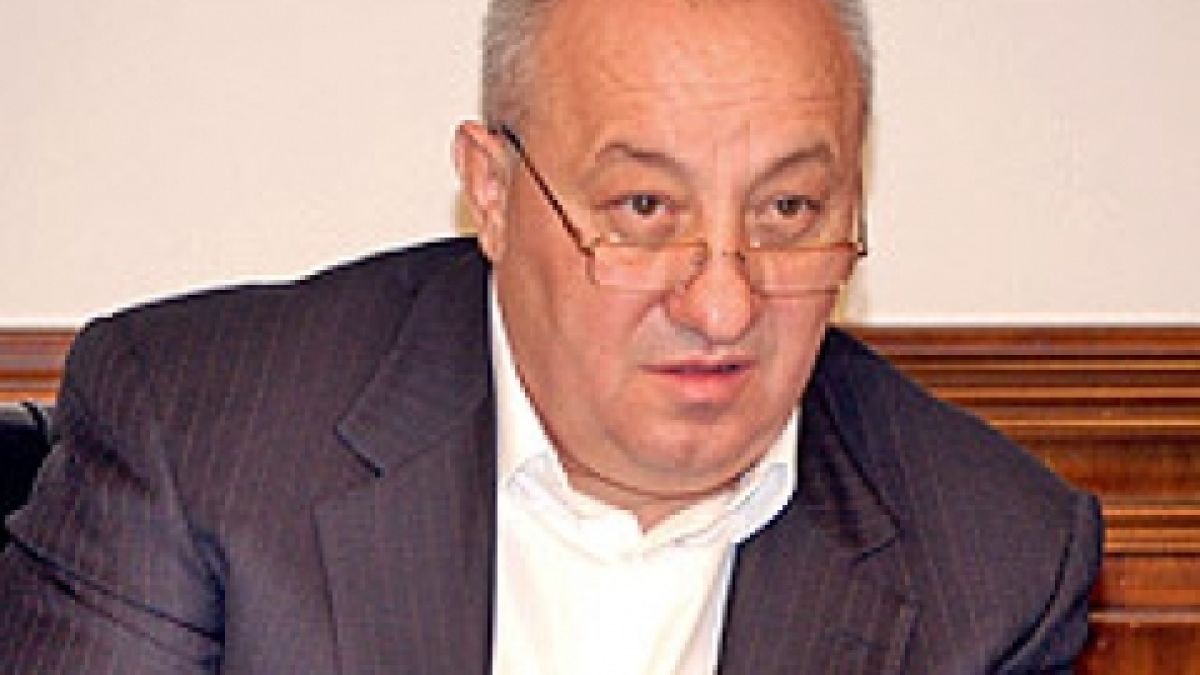 Трима протестиращи нападнаха охранител на Георги Гергов