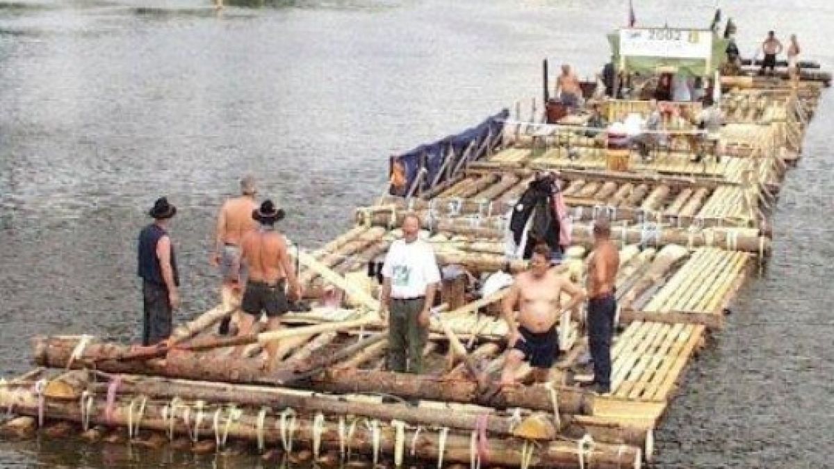 30-метров сал тръгва по Дунава