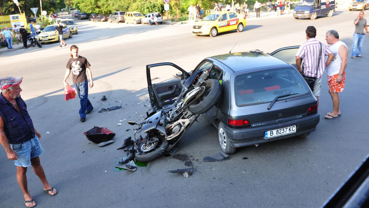 Двама берат душа след катастрофи през денонощието