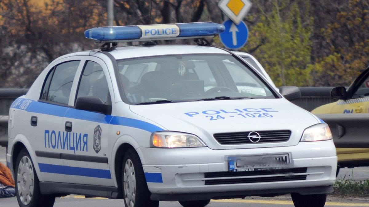 Автомобил блъсна 93-годишна баба на заден ход  