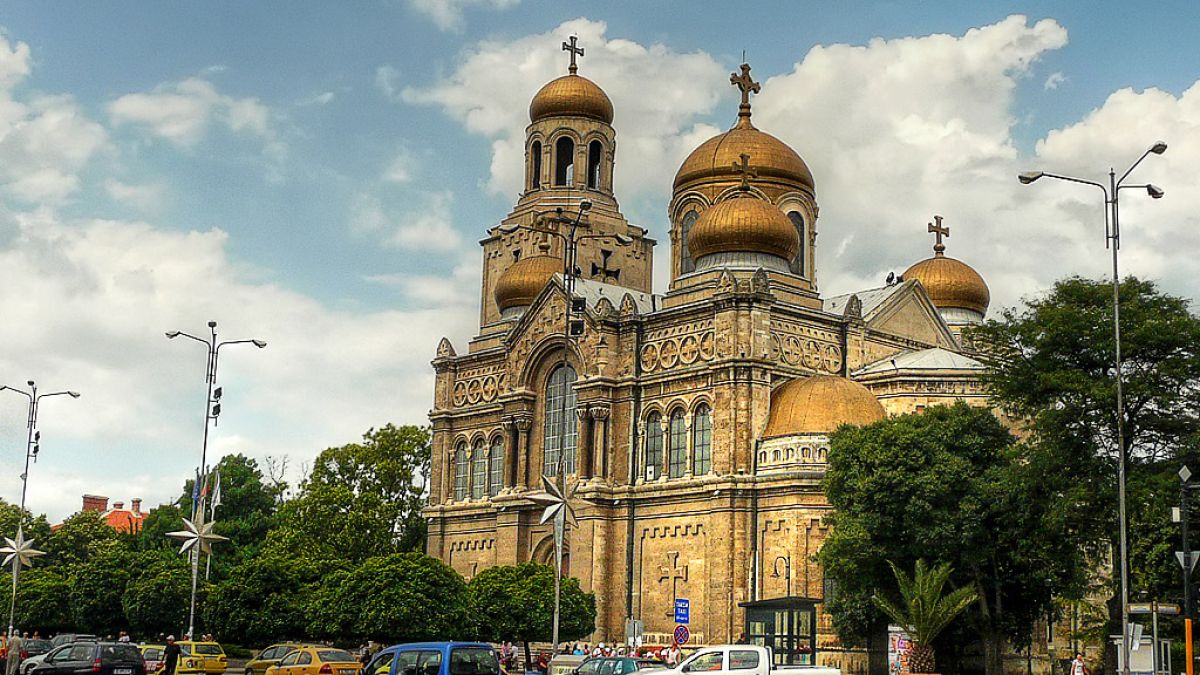 Траурен звън оглася Варна