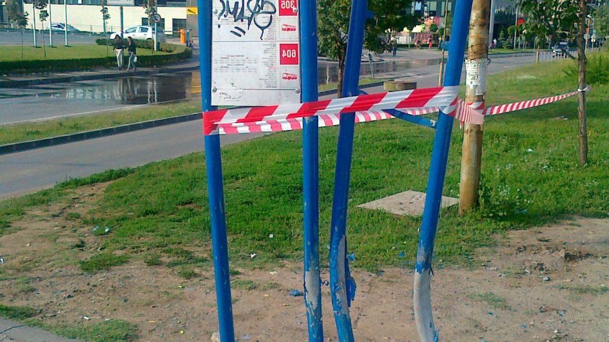 Цветя покриват спирката, където снощи такси помля 12 души