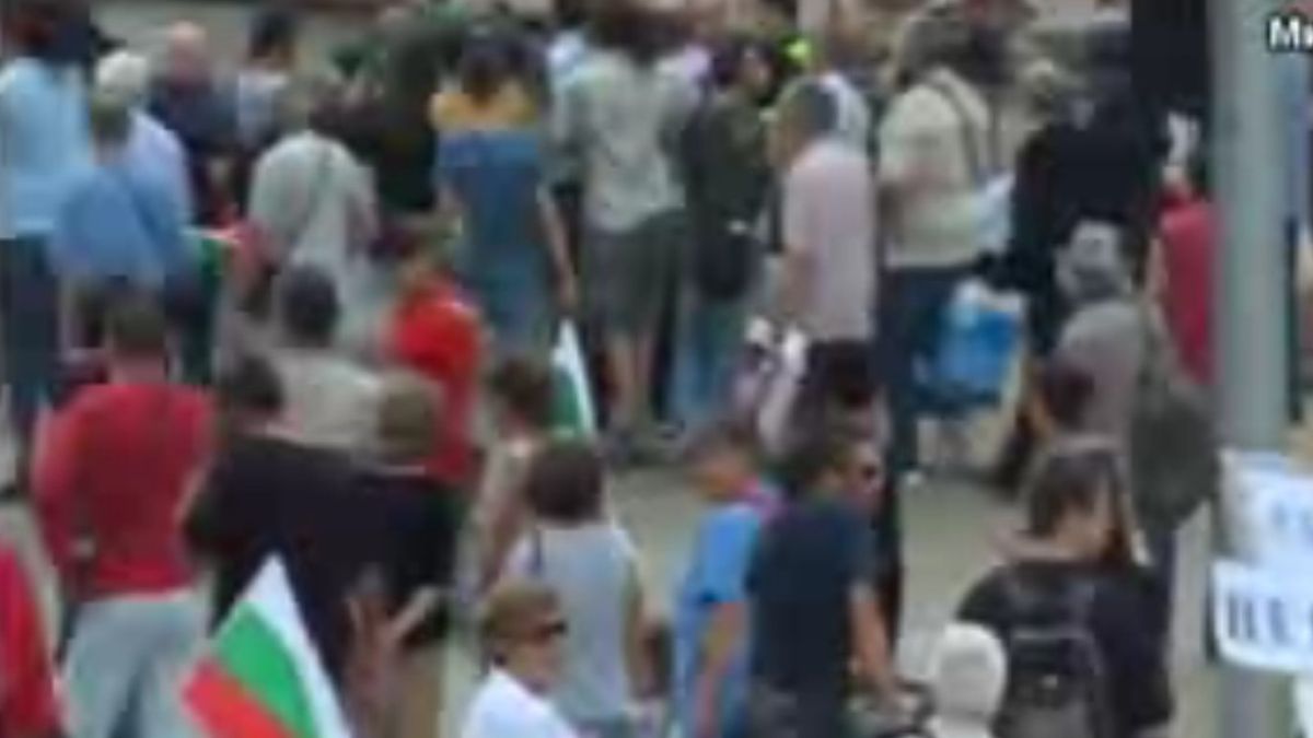 Кола блъсна протестиращ, хората налитат на бой 