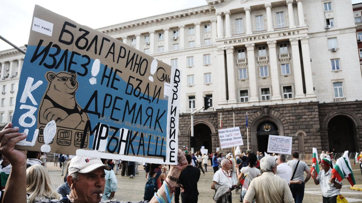 Протестиращите с нова тактика - заграждат парламента