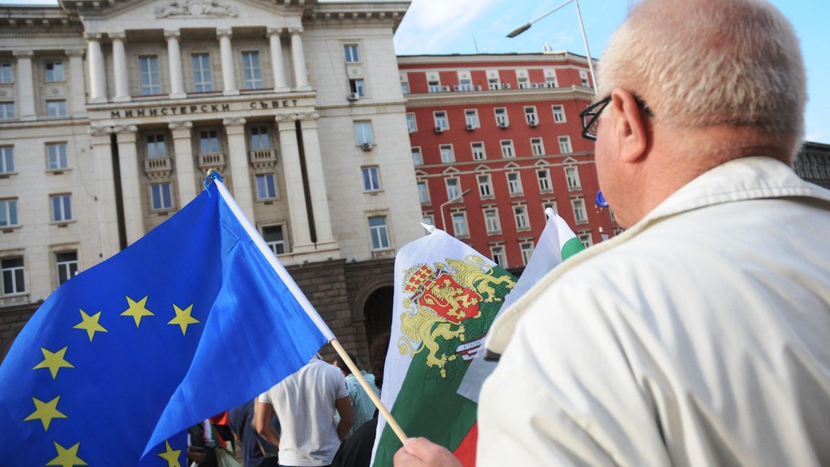 Протестът пред МС набира сила, контрата приключи