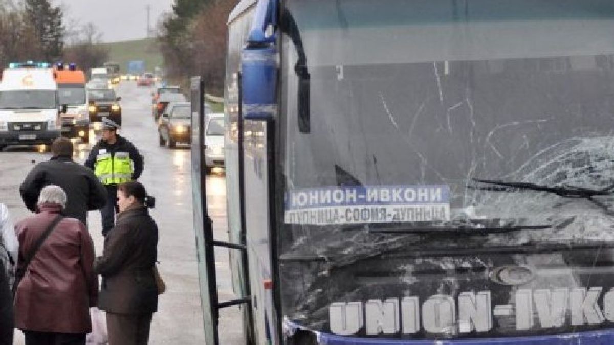 Шофьор е с черепна травма, трима са ранени при удара в Дефилето 