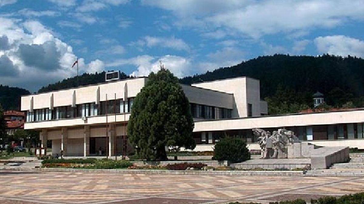 Искат да разтурят и парламента в Троян
