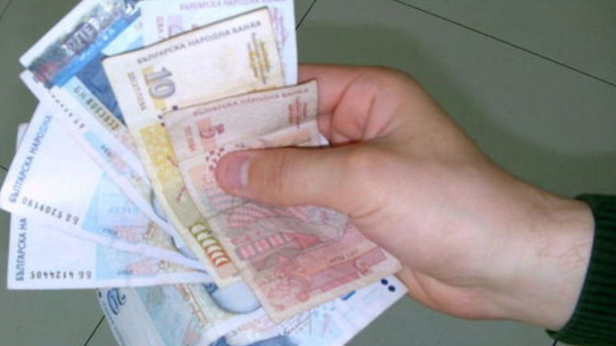 Една трета получават заплати под масата