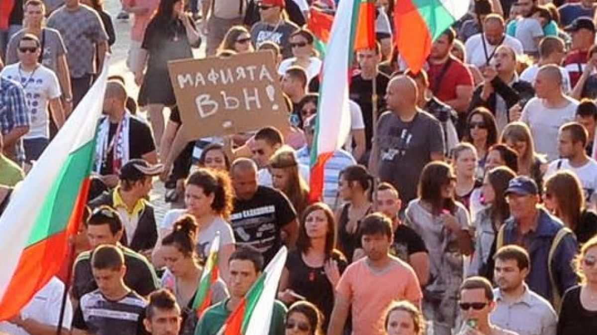 Барабанчици водят протеста пред паметника на Апостола 