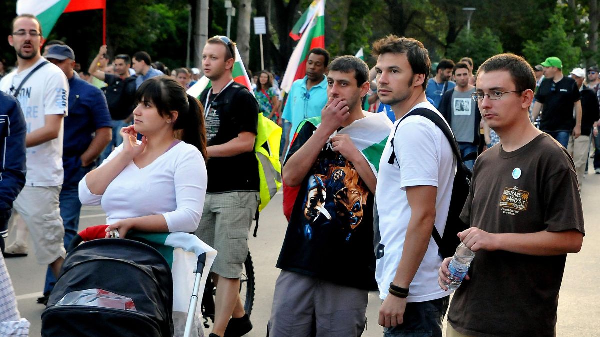 Протестиращи със свирки и тъпани блокираха Орлов мост