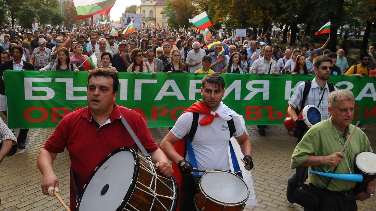 Протестът се мести на "Витошка"