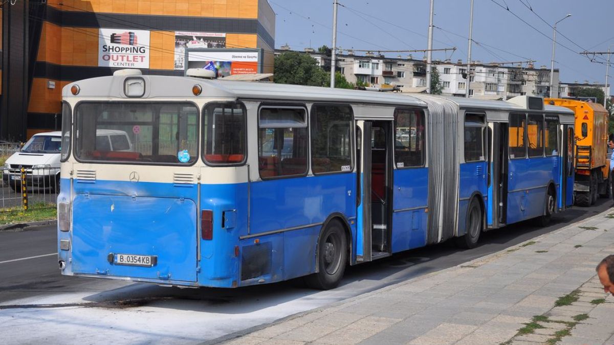 Автобус се запали в движение