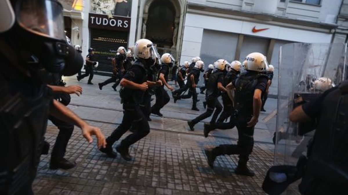 Антитерористи срещу протестиращи в Гези