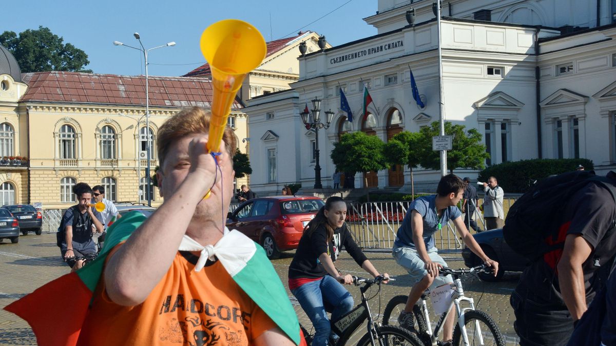 Безплатни банички за протестиращите пред парламента