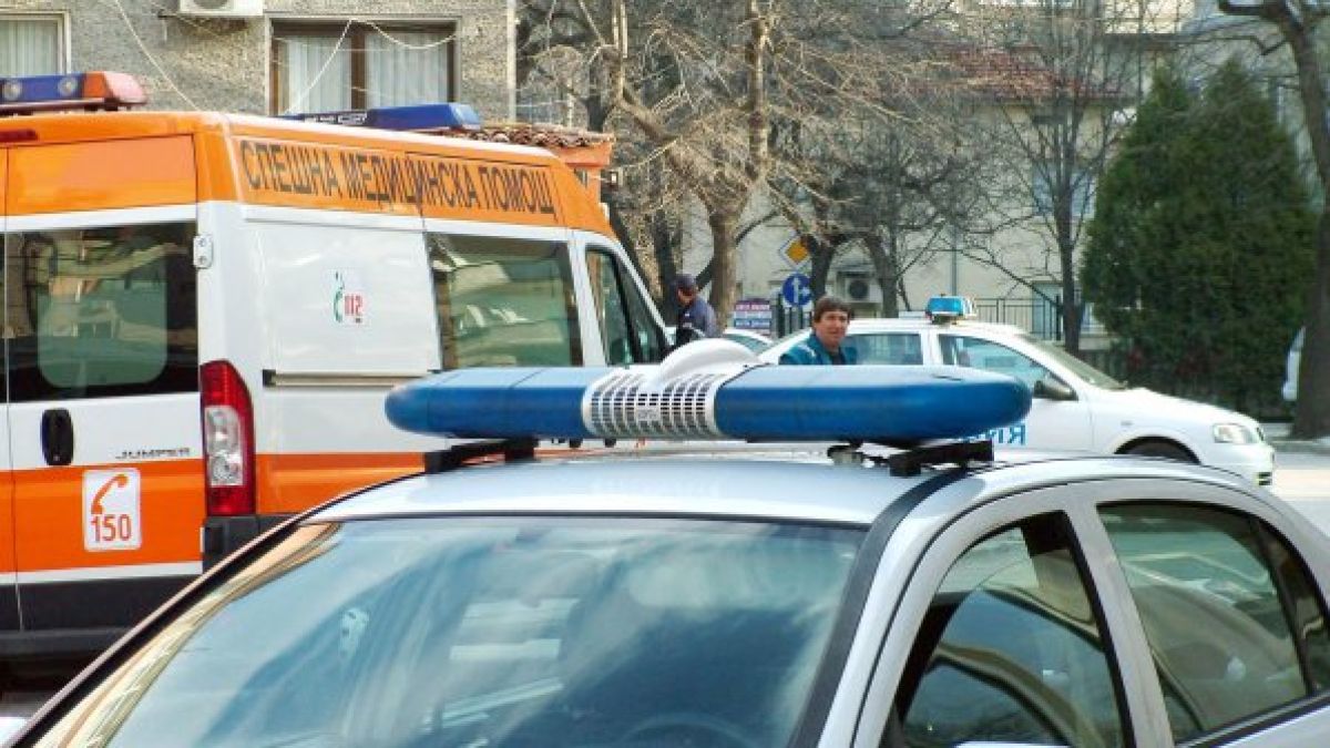 Ученици си пуснаха кръв заради момиче 