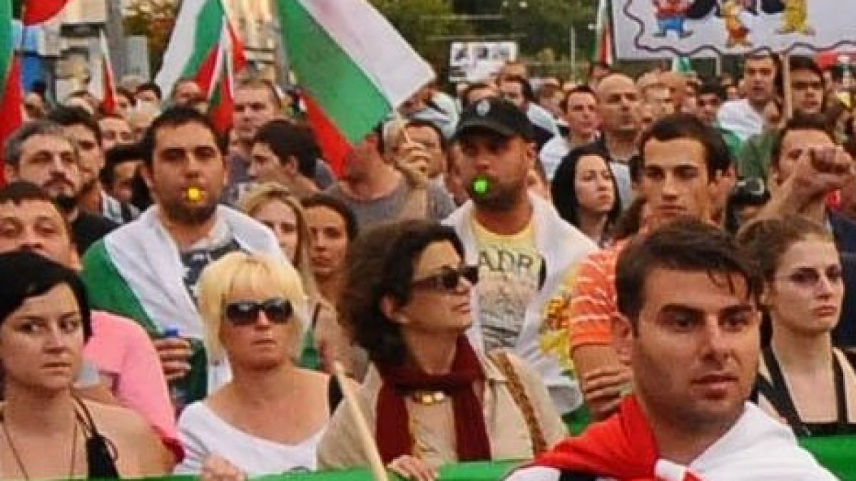 Протестиращите поеха към Народното събрание и Орлов мост 